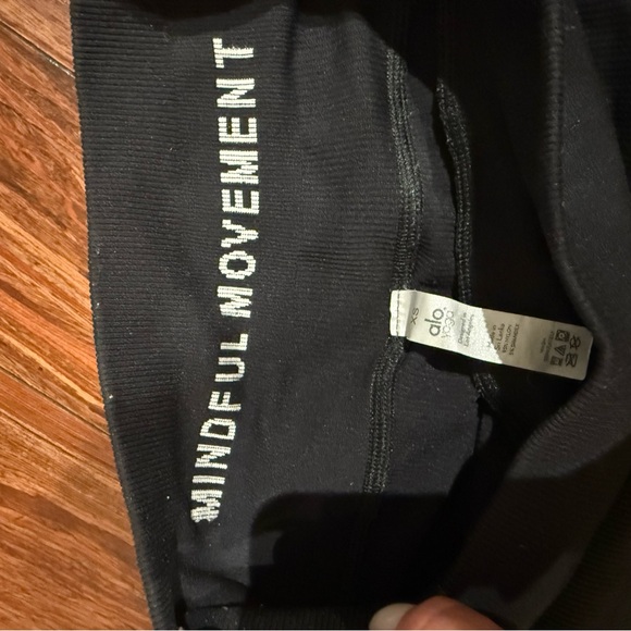 ALO Yoga Black Ribbed leggings - Picture 3 of 3